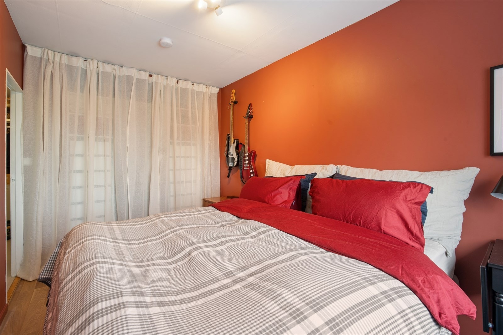 Det er ellers god plass til både dobbeltseng og tilhørende møblement. Galleribilde