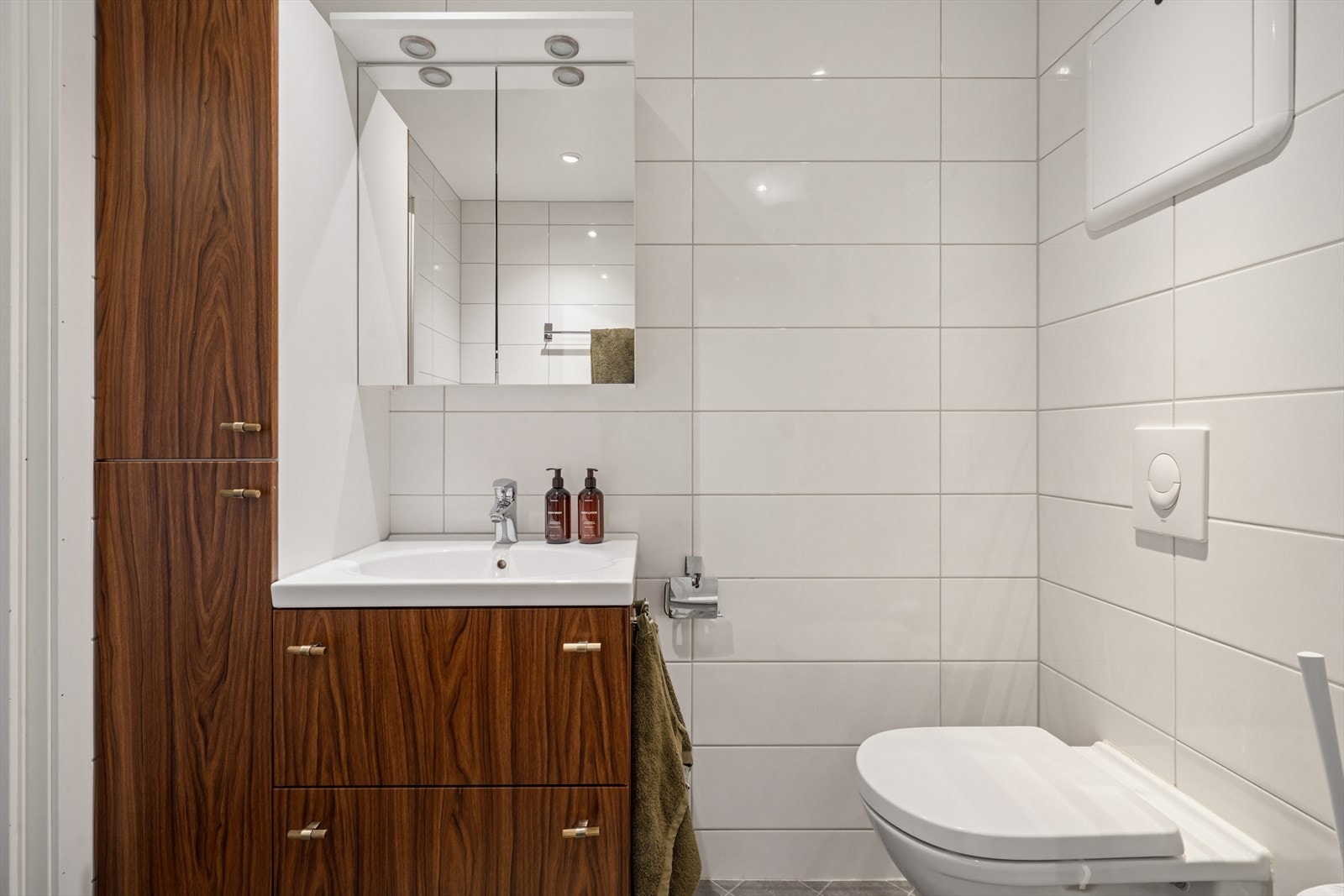 Badet er ellers utstyrt med dusjkabinett, veggehengt toalett og baderomsinnredning med god lagringsplass og nedfelt servant. I tillegg har man opplegg for vaskemaskin. Galleribilde