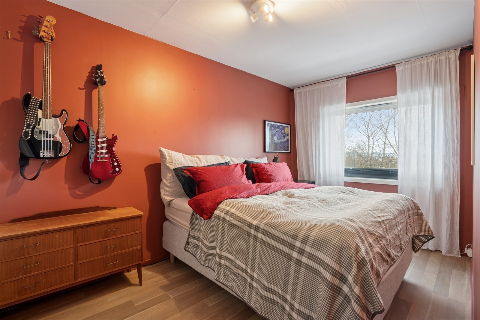 Soverom 2 er det største soverommet og er innredet med garderobe. Galleribilde