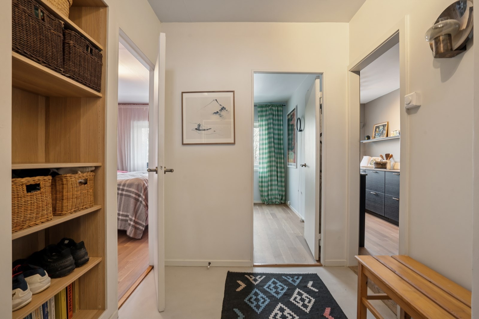 Fra entréen har man tilgang til de aller fleste rommene i boligen. Galleribilde