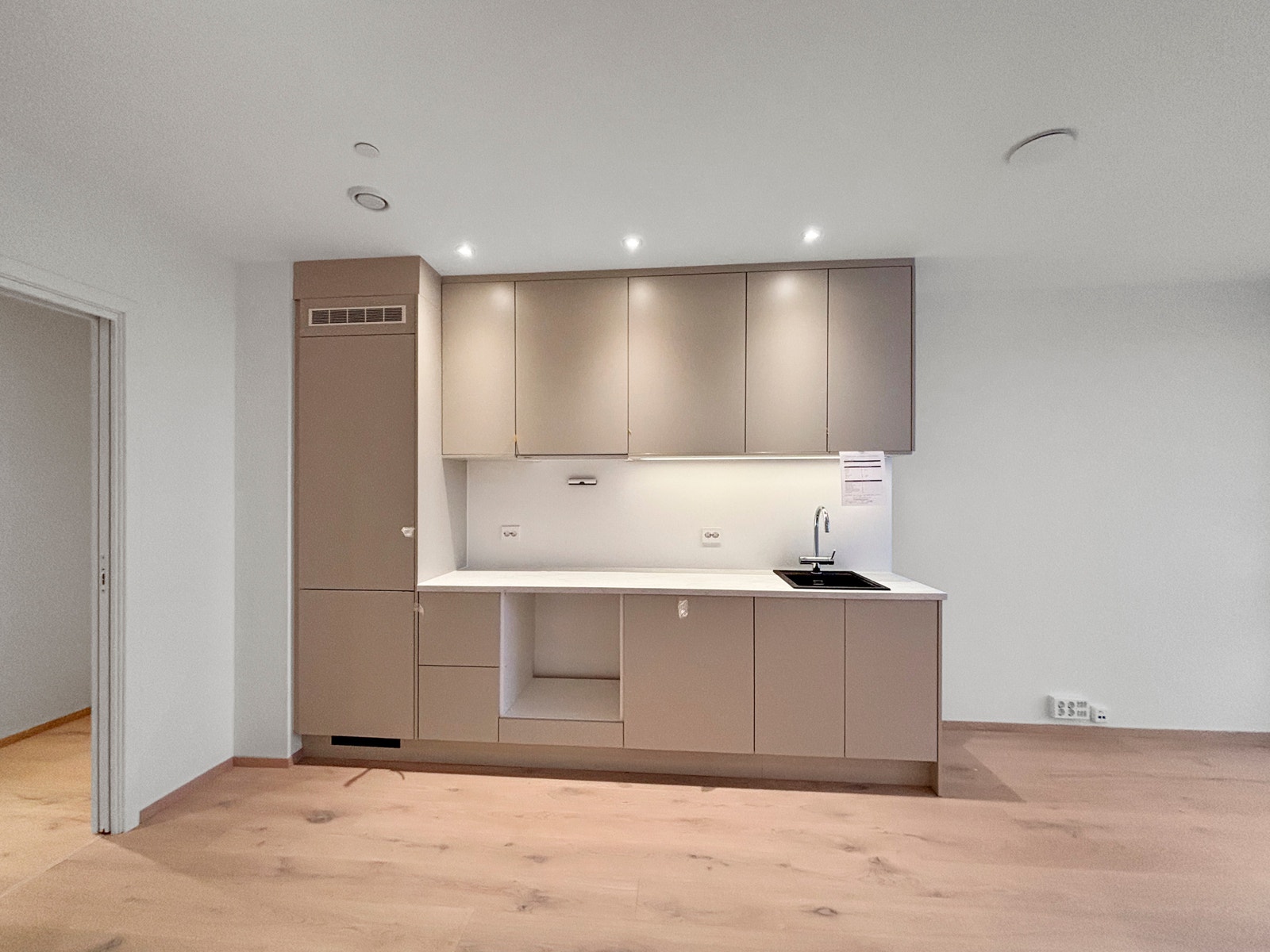 Meget flott kjøkken fra Strai kjøkken med integrerte hvitevarer Galleribilde