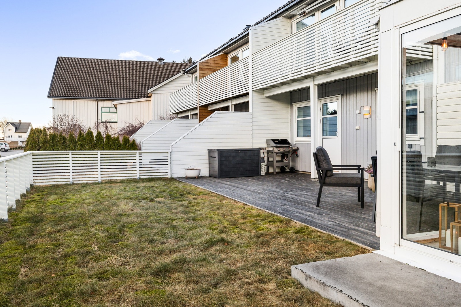 Pent uteområde med grøntareal og terrasse Galleribilde