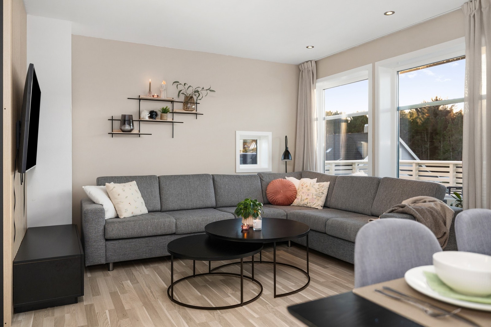 Stuen er lys og nyter av store vinduer som gir rikelig naturlig lys Galleribilde