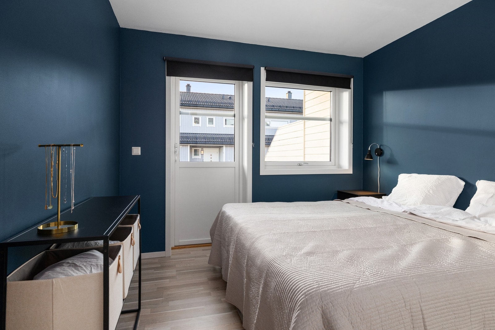 Hovedsoverommet er av god størrelse med utgang til terrassen Galleribilde