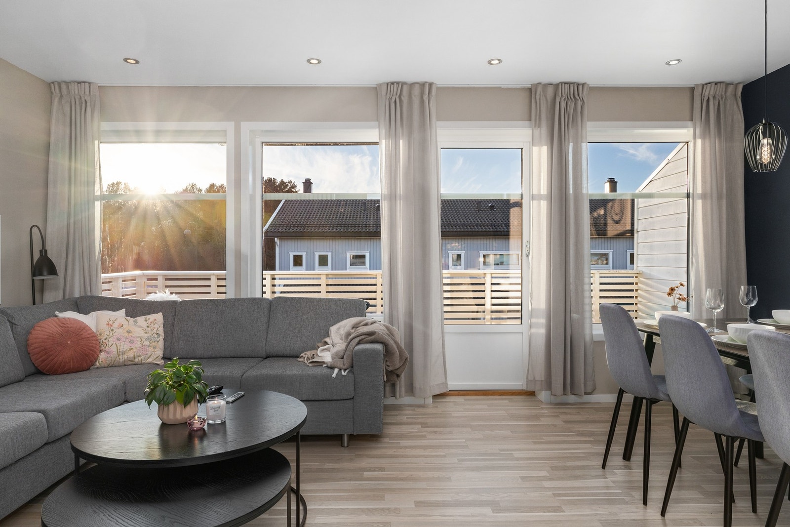 Fra stuen er det utgang til verandaen Galleribilde