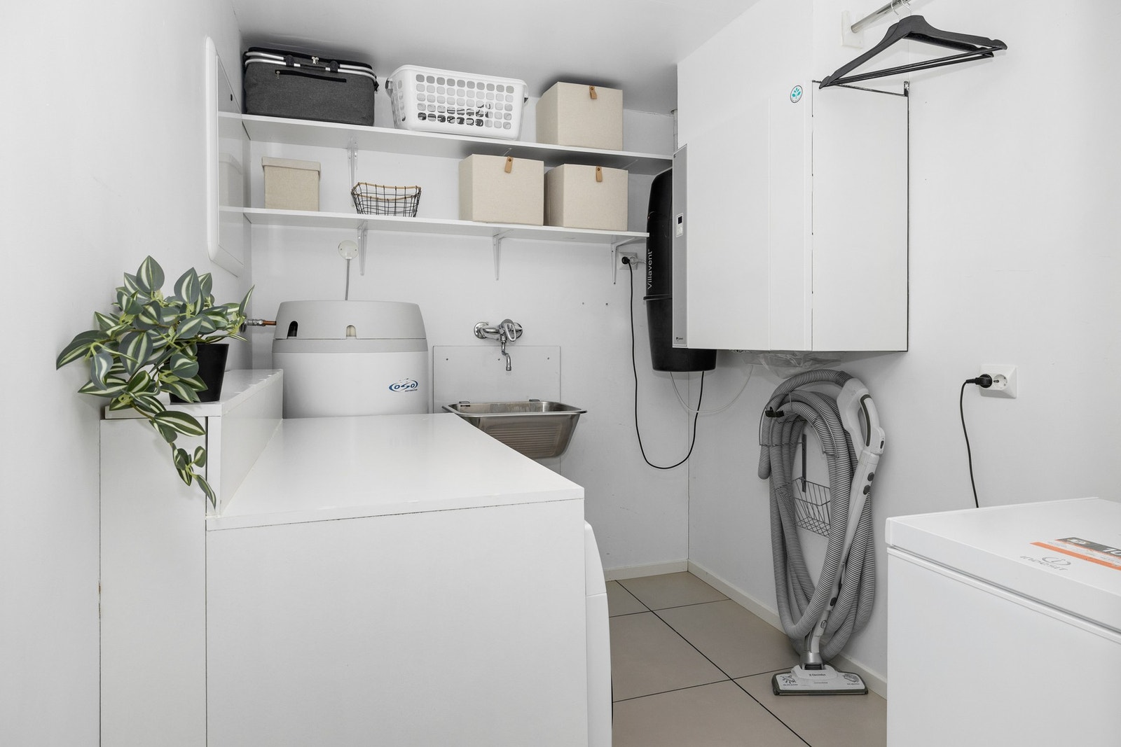 Praktisk vaskerom med opplegg for vaskemaskin Galleribilde