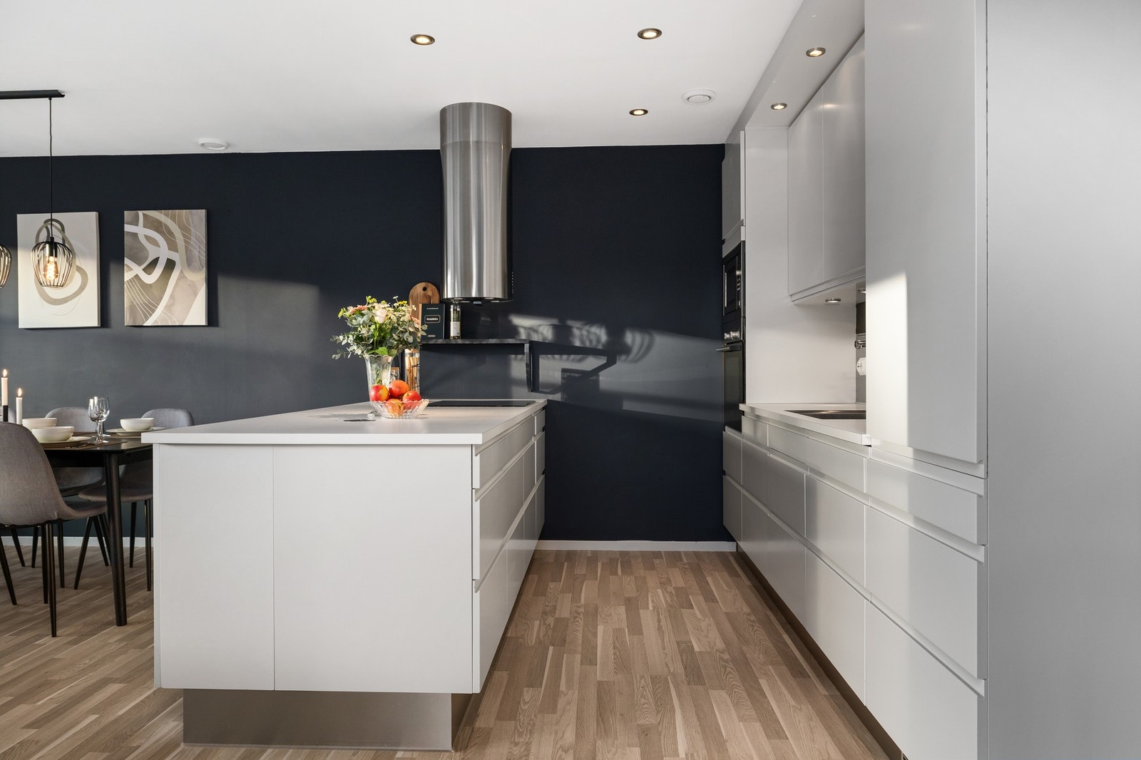 Kjøkkenet har integrerte hvitevarer Galleribilde