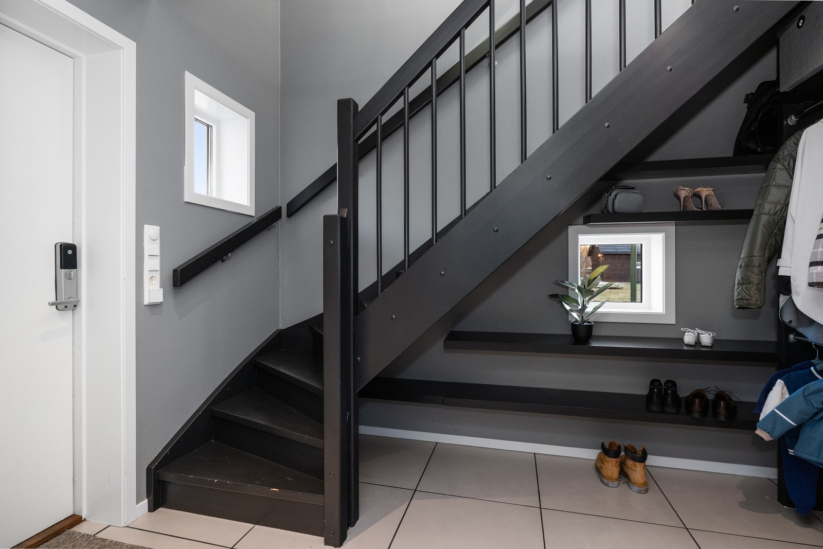 Pen entré med mulighet for å henge fra seg yttertøy og sko Galleribilde