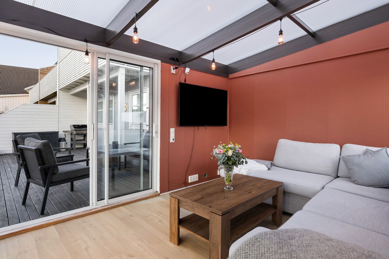 Det er lagt opp strøm og varmekabler i gulv Galleribilde