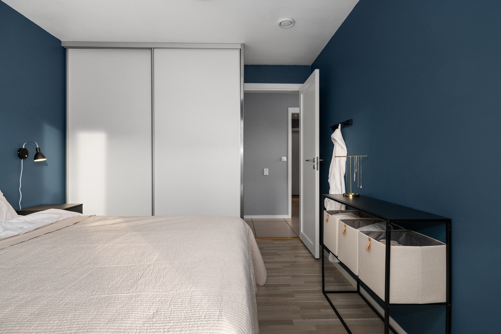 God plass til tilhørende møblement Galleribilde