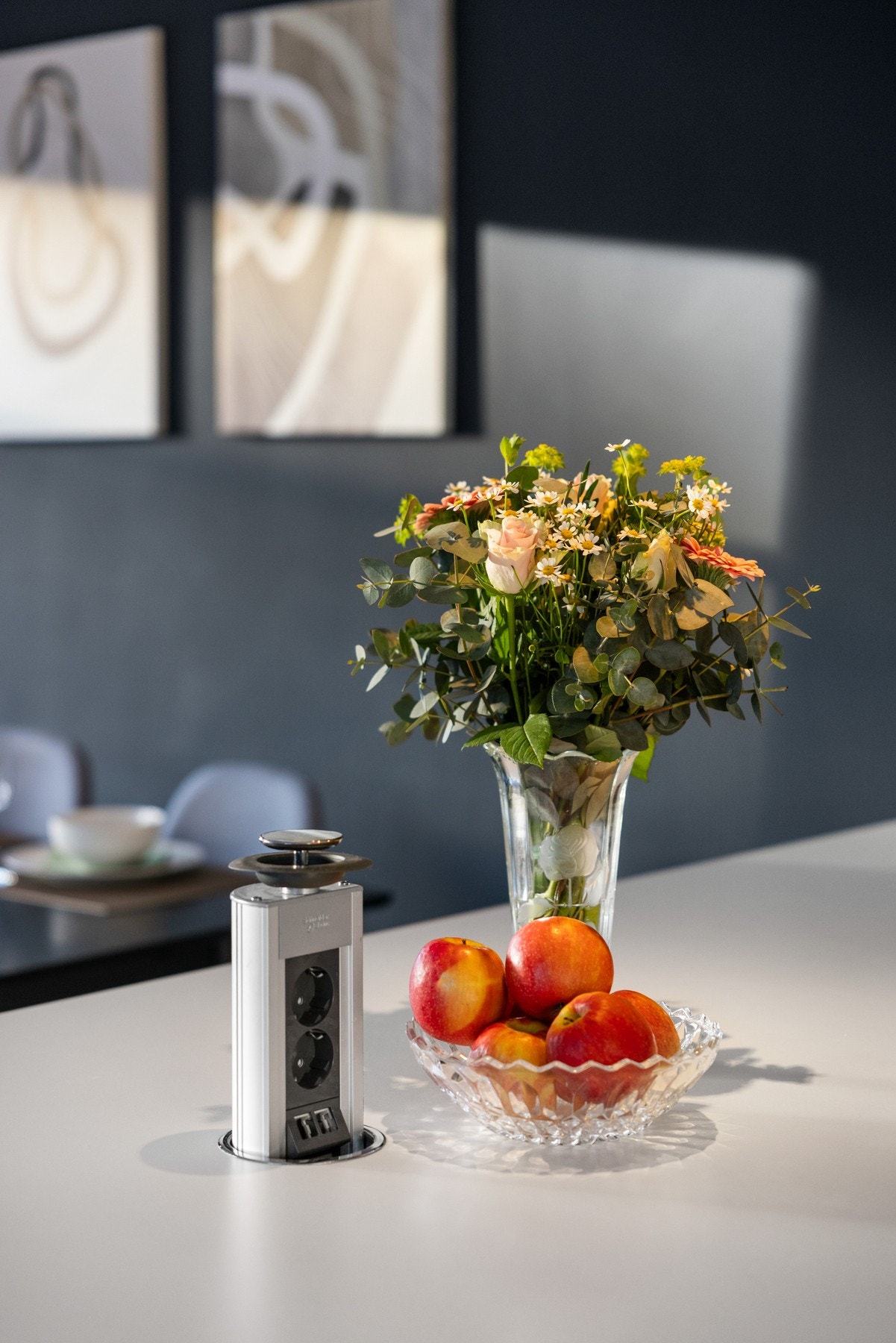 Det er praktisk stikkontakt i kjøkkenøyen Galleribilde