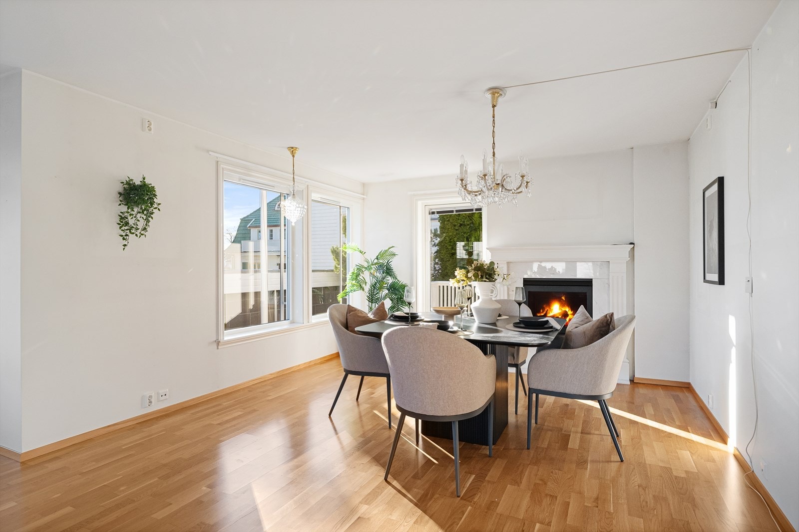 God plass til flere møblegrupper og stort spisebord. Galleribilde