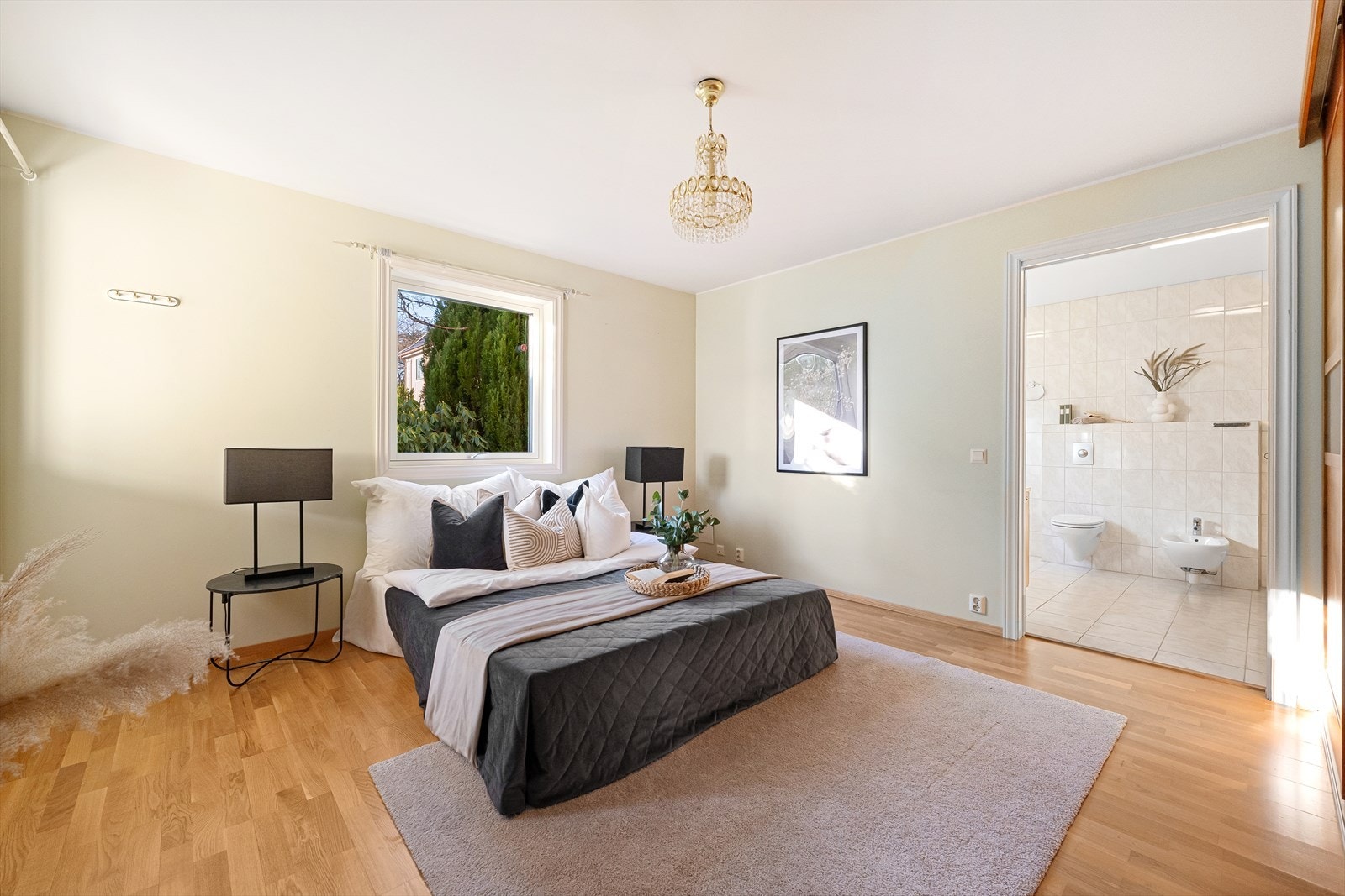 Fra hovedsoverommet er det direkte adkomst til privat bad. Galleribilde