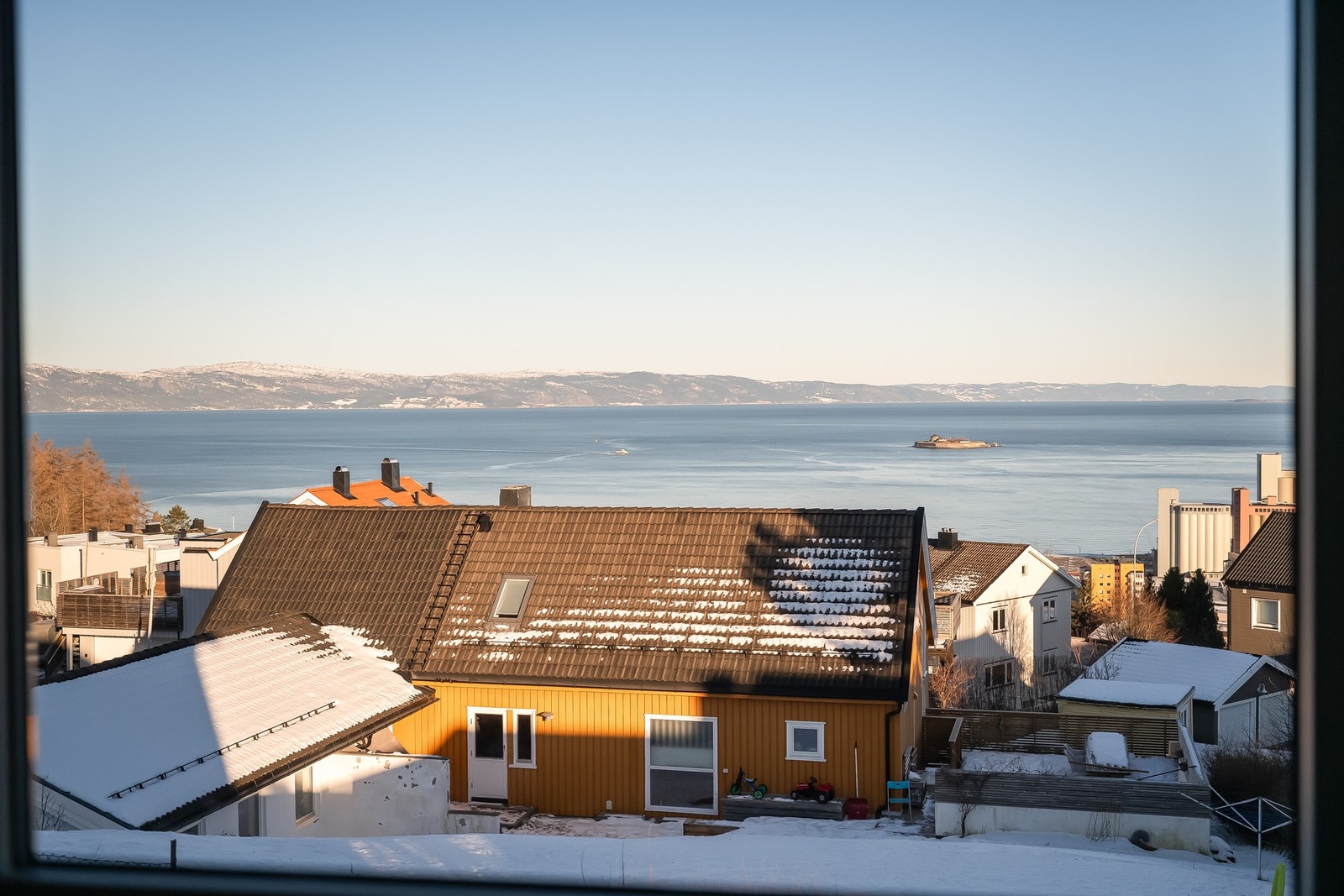 Nydelig utsikt mot fjorden. Galleribilde