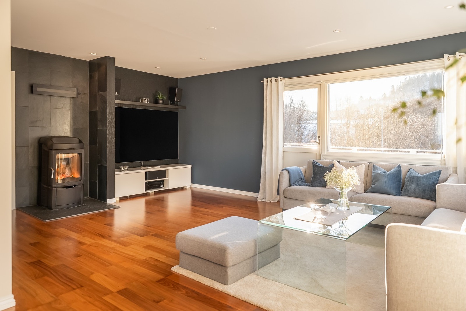 Vedovn gir fin stemning og behagelig varme gjennom den kalde vinteren. Boligen har også varmepumpe. Galleribilde