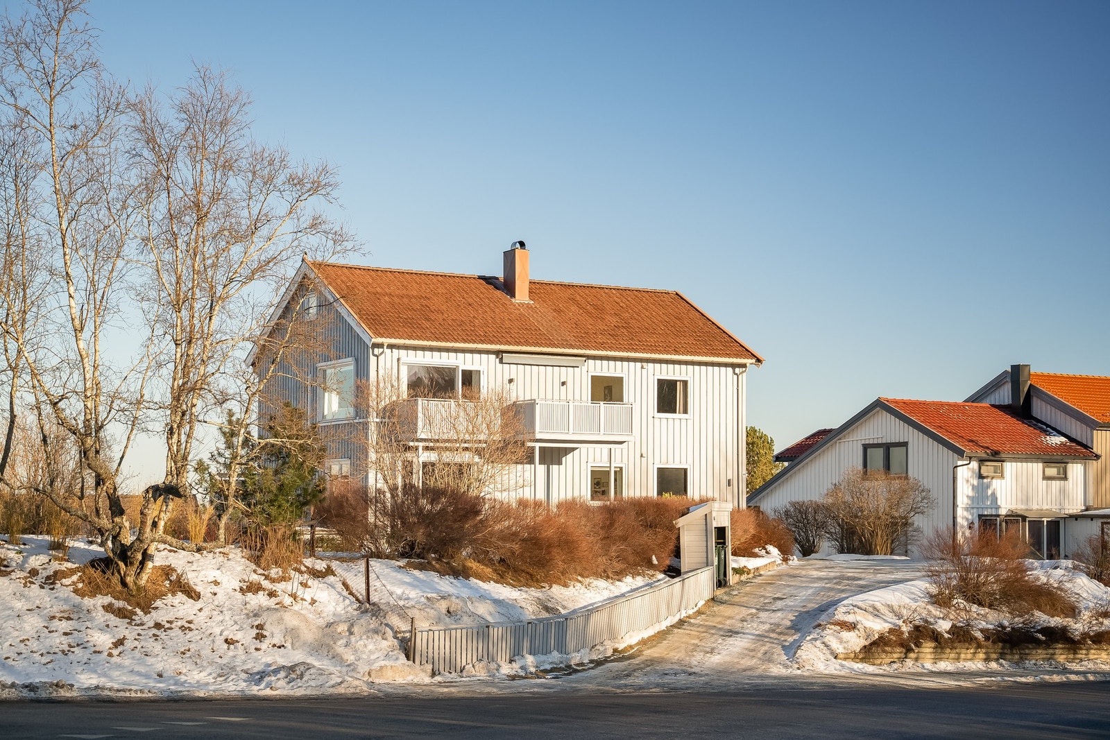 Velkommen til en flott 1/2-part (2. etasje) av tomannsbolig med svært attraktiv beliggenhet i Fagerlia/Vestoppfarten. Galleribilde
