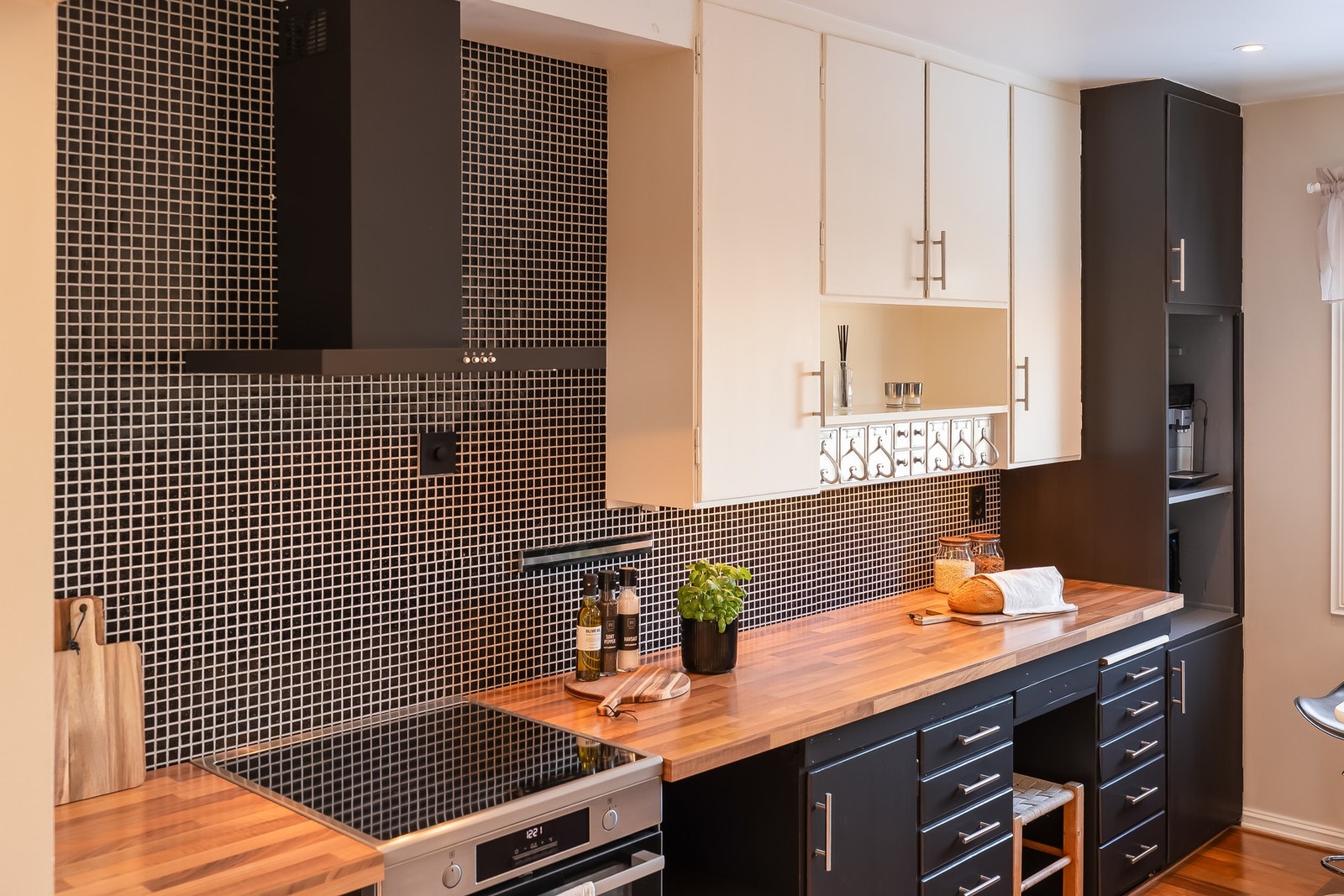 Kjøkken malt opp med ny benkeplate og oppvaskkum i 2010. Galleribilde