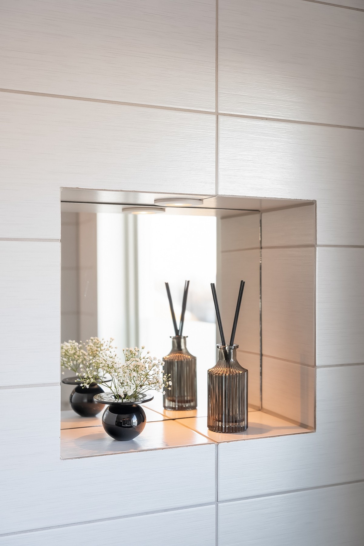 Fin hylleløsning med lys. Galleribilde