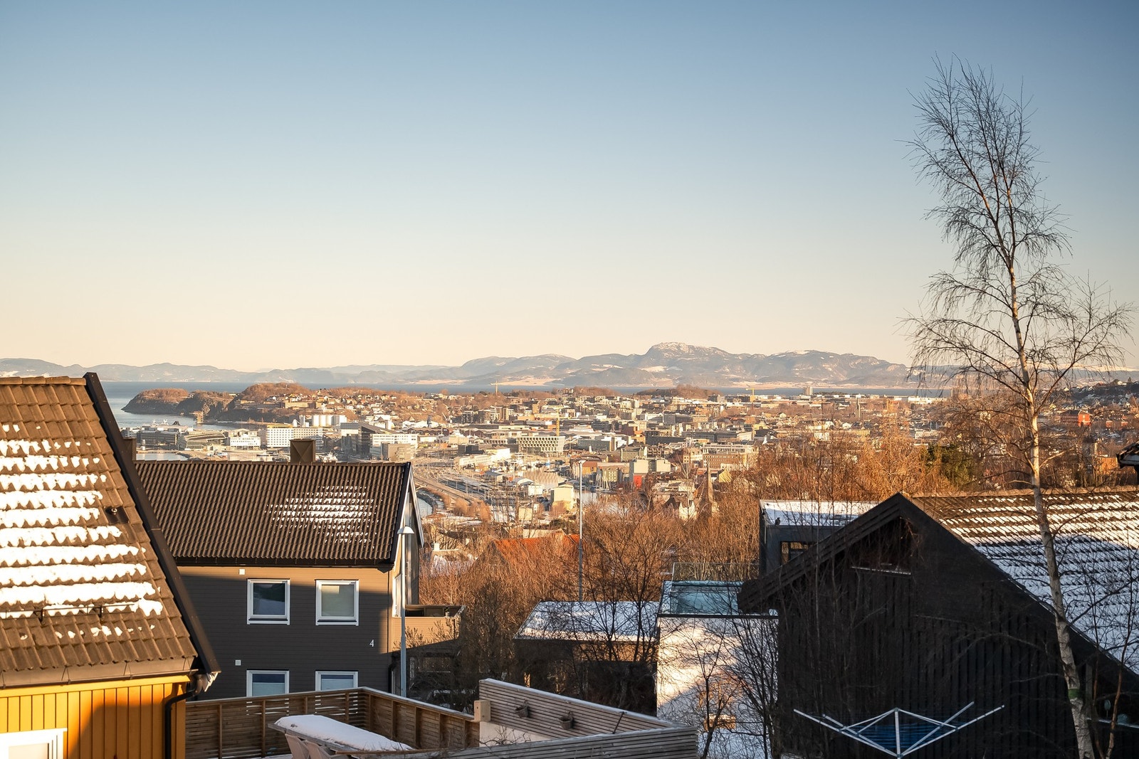God utsikt mot byen. Galleribilde