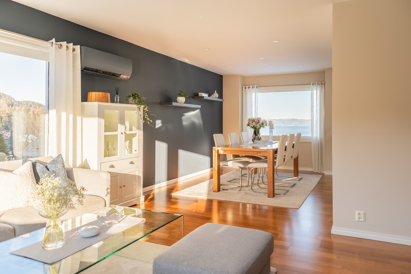 God plass til langbord for mange personer. Galleribilde