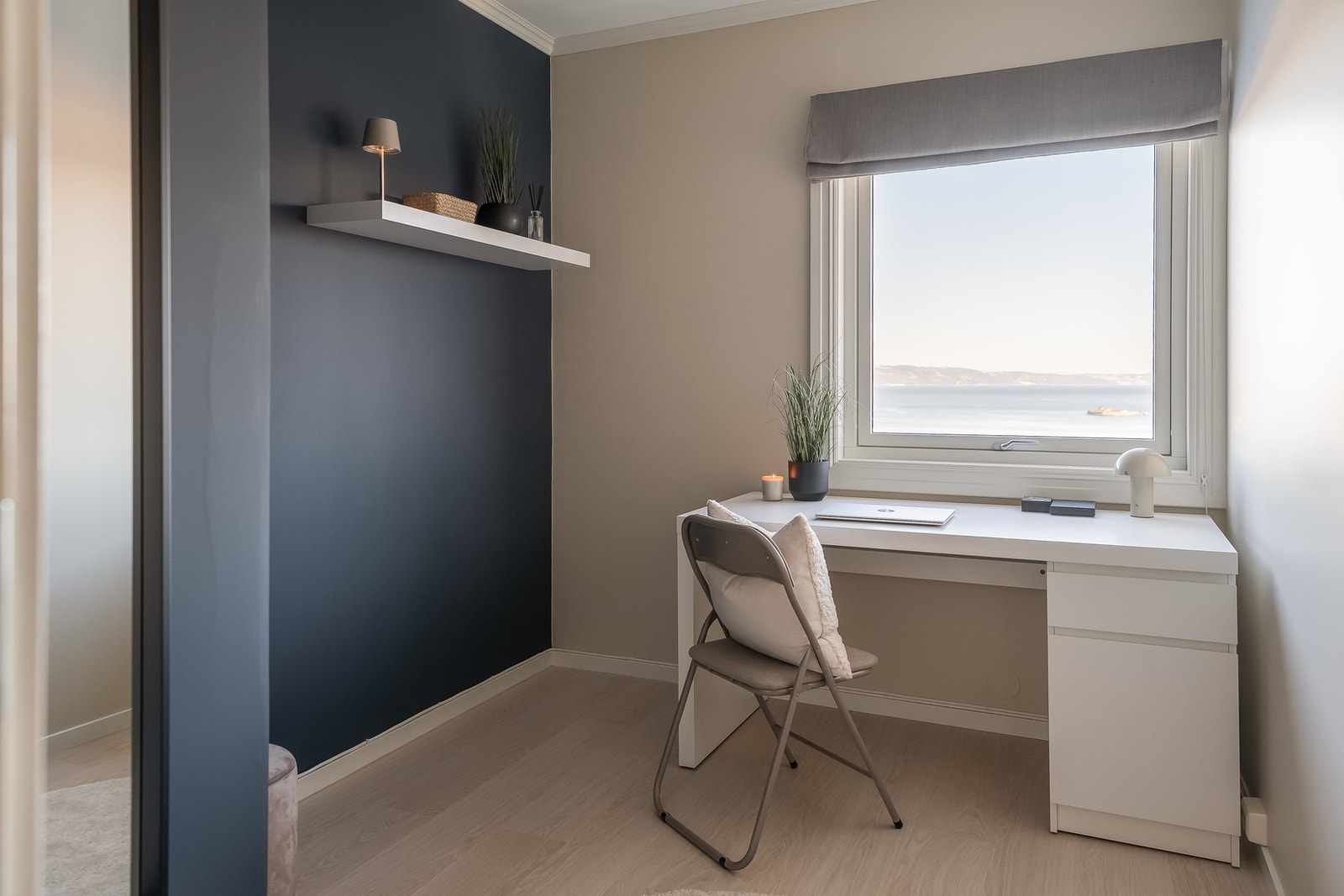 Soverom: 6,2 kvm som vender mot fjorden (se plantegning). Galleribilde