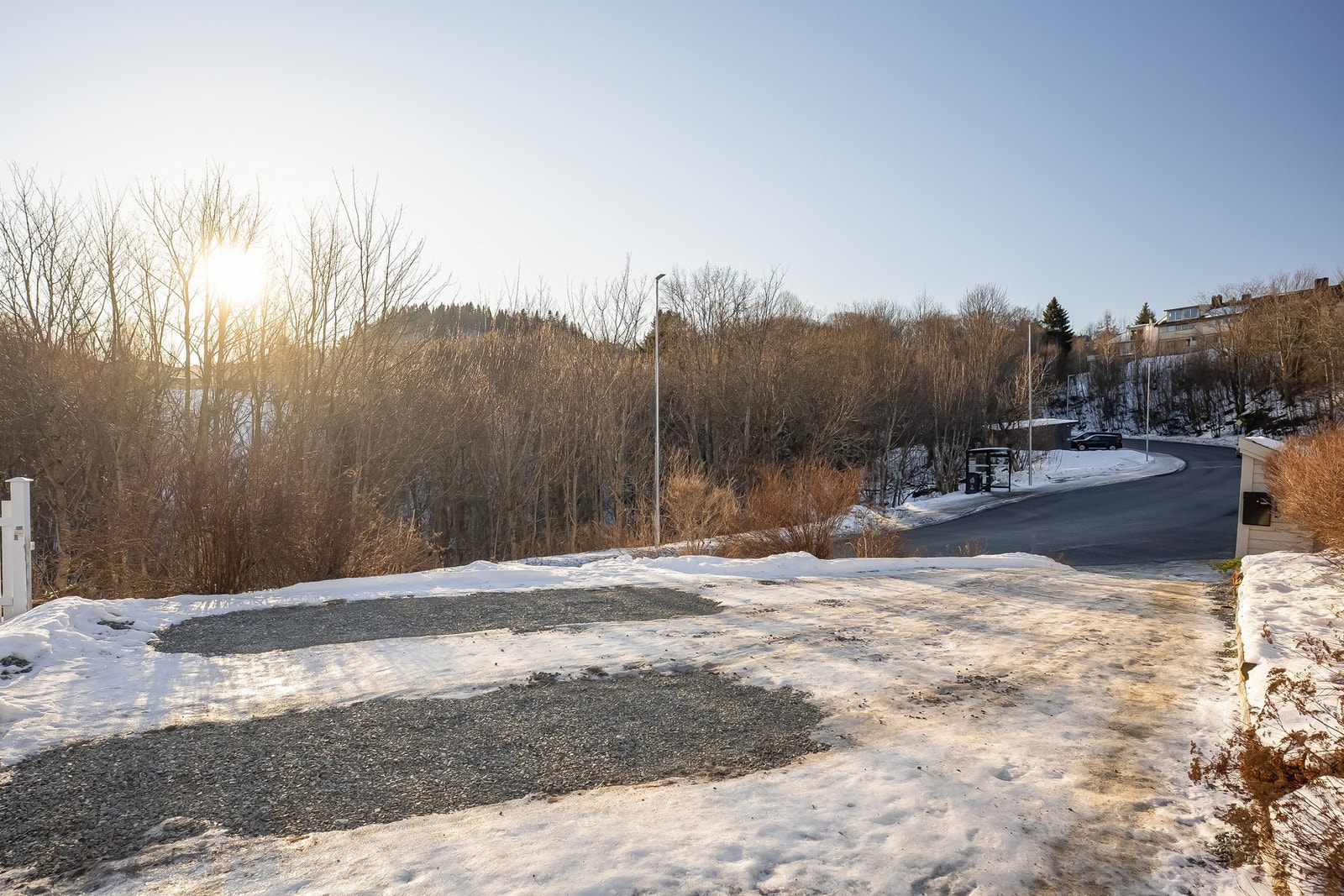 Parkering for to biler pr. enhet. Selger eier i tillegg en garasjeplass i rekken ved veien (mulighet for kjøp av denne kan undersøkes om ønskelig). Galleribilde