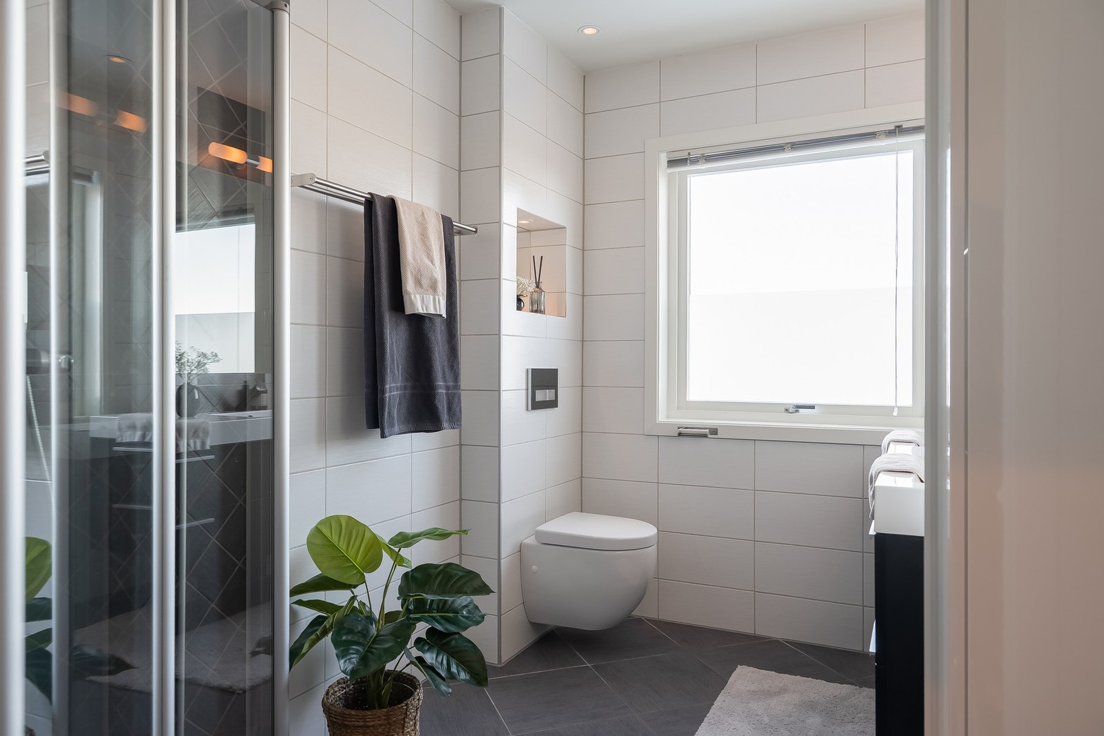 Pent flislagt bad med varme i gulv. Galleribilde