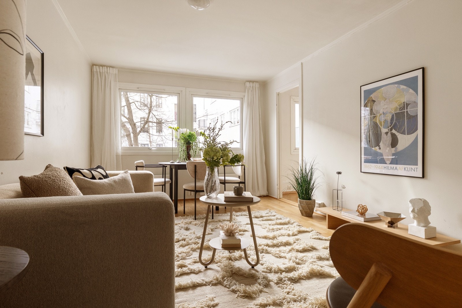 Det er også plass til spisebord. Det er ifølge søknad til balkong lagt opp til balkongdør fra stuen Galleribilde