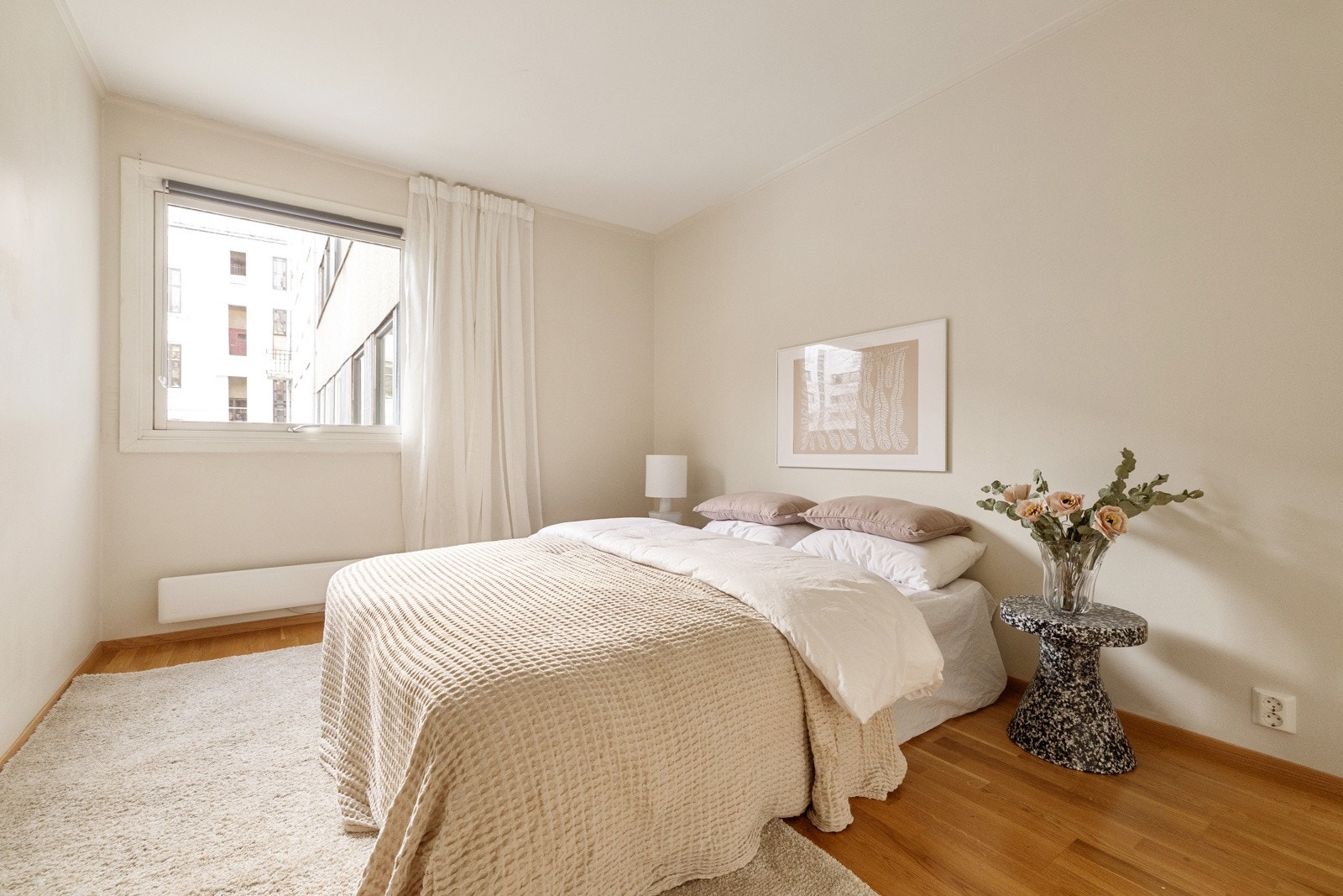 Romslig soverom vendt mot bakgård. Her er det god plass til dobbeltseng og nattbord Galleribilde