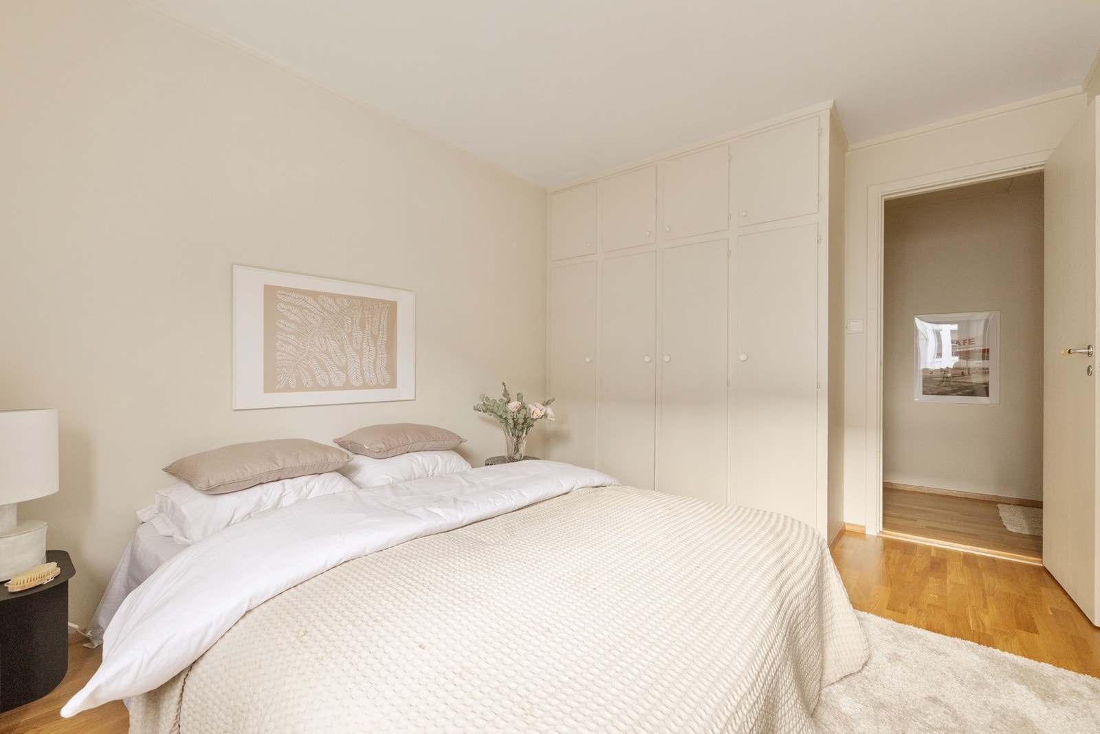 Innredet med garderobeskap som gir godt med skapplass Galleribilde