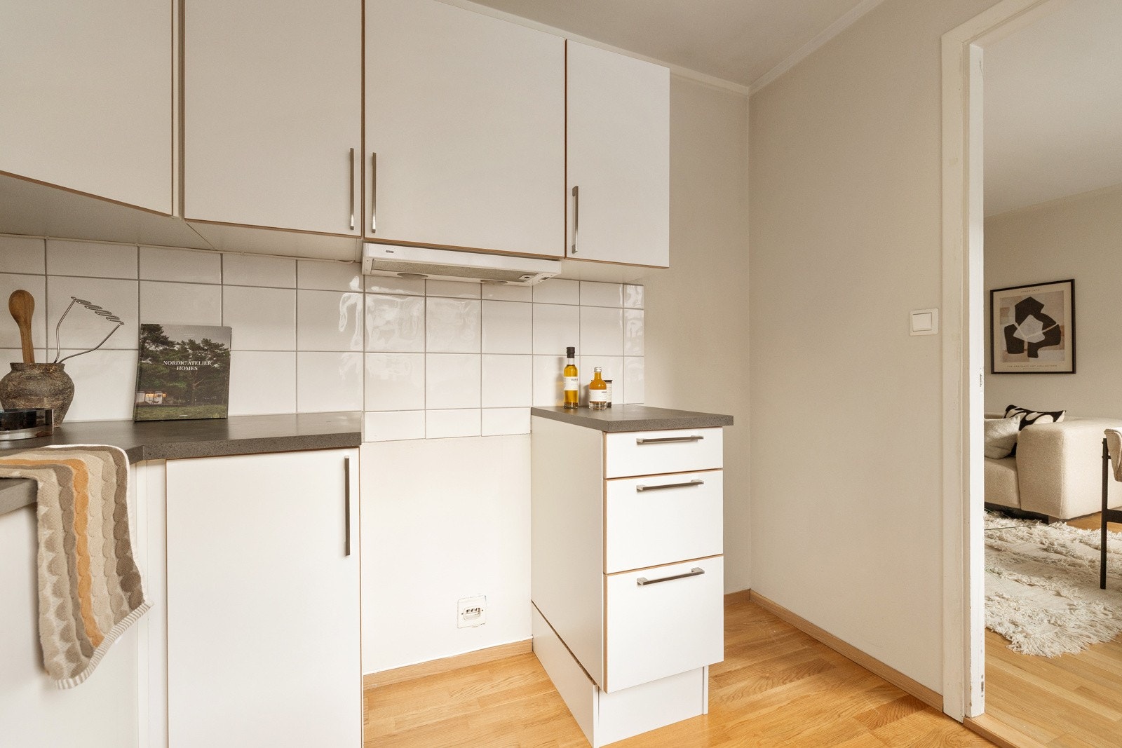 Kjøkkenet er utstyrt med varmtvannsbereder. Kjøkkenvifte med kullfilter kombinert med mekanisk avtrekk i rommet Galleribilde