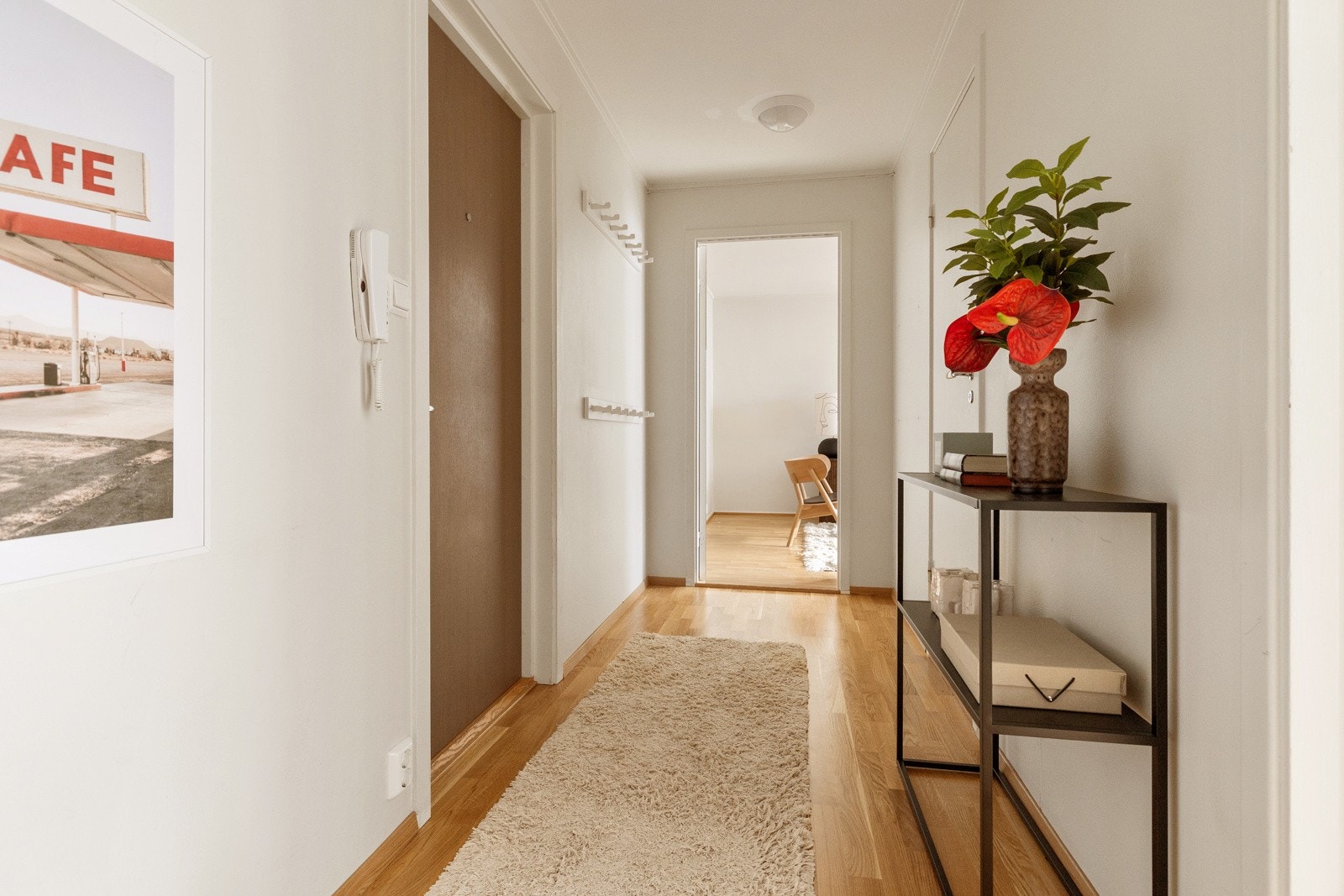 Velkommen inn. Leiligheten ligger i byggets 2. etasje med heisadkomst Galleribilde