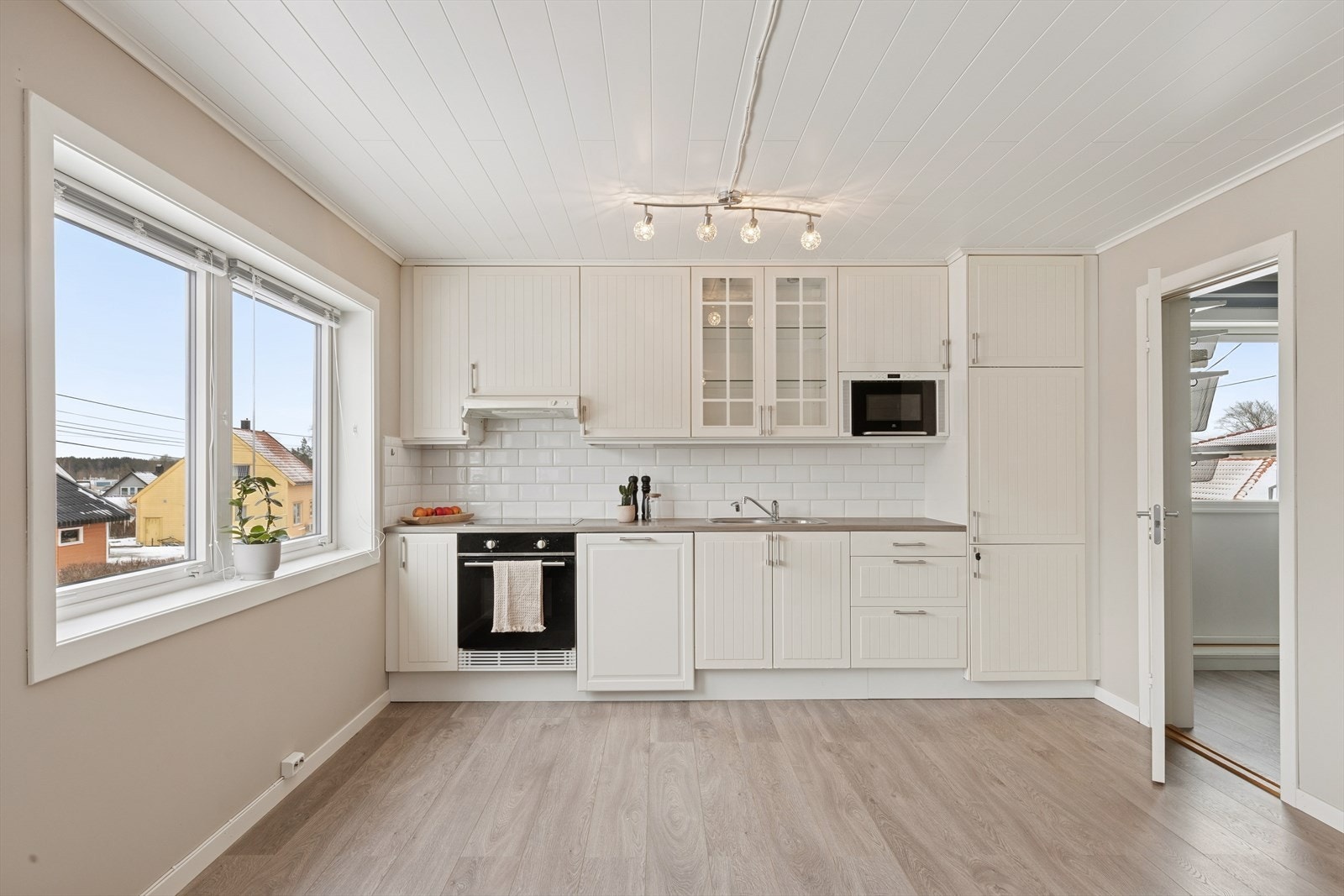 Kjøkkenet har innredning med profilerte fronter og benkeplater av laminat. Galleribilde