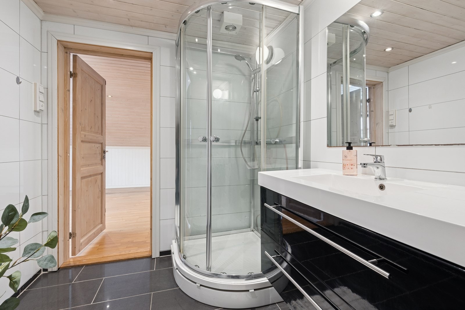 Innredning med nedfelt servant, toalett, dusjkabinett og opplegg for vaskemaskin. Galleribilde