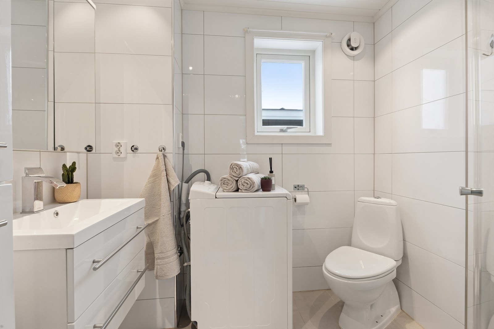 Delikat flislagt bad med gulvvarme. Galleribilde