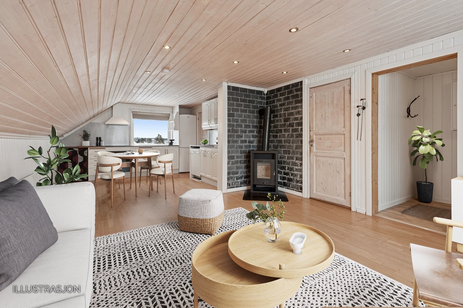 Stuen fremstår som romslig og har en god planløsning som gjør det enkelt å innrede de ulike sonene etter eget ønske. Galleribilde