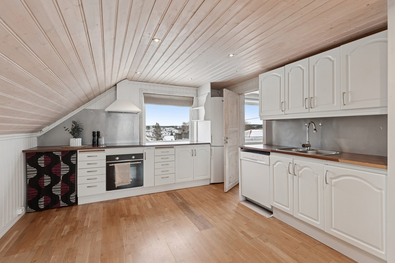 Kjøkkenet har innredning med profilerte fronter og benkeplater av laminat. Galleribilde