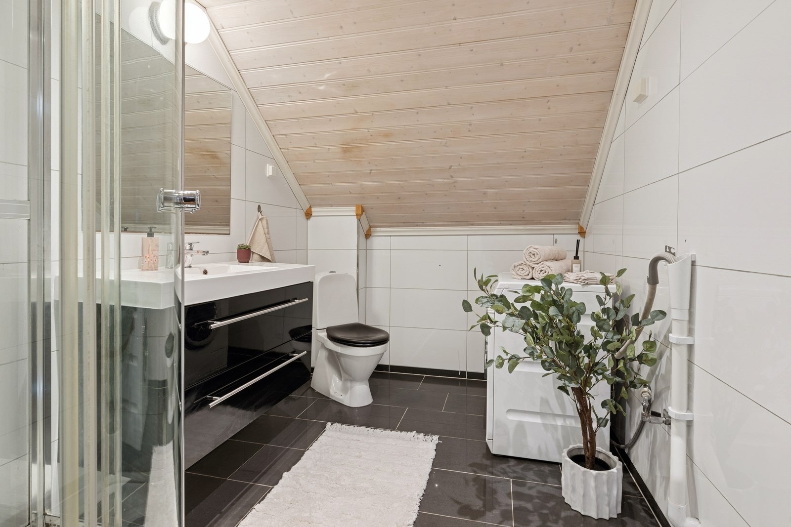 Delikat flislagt bad med gulvvarme. Galleribilde