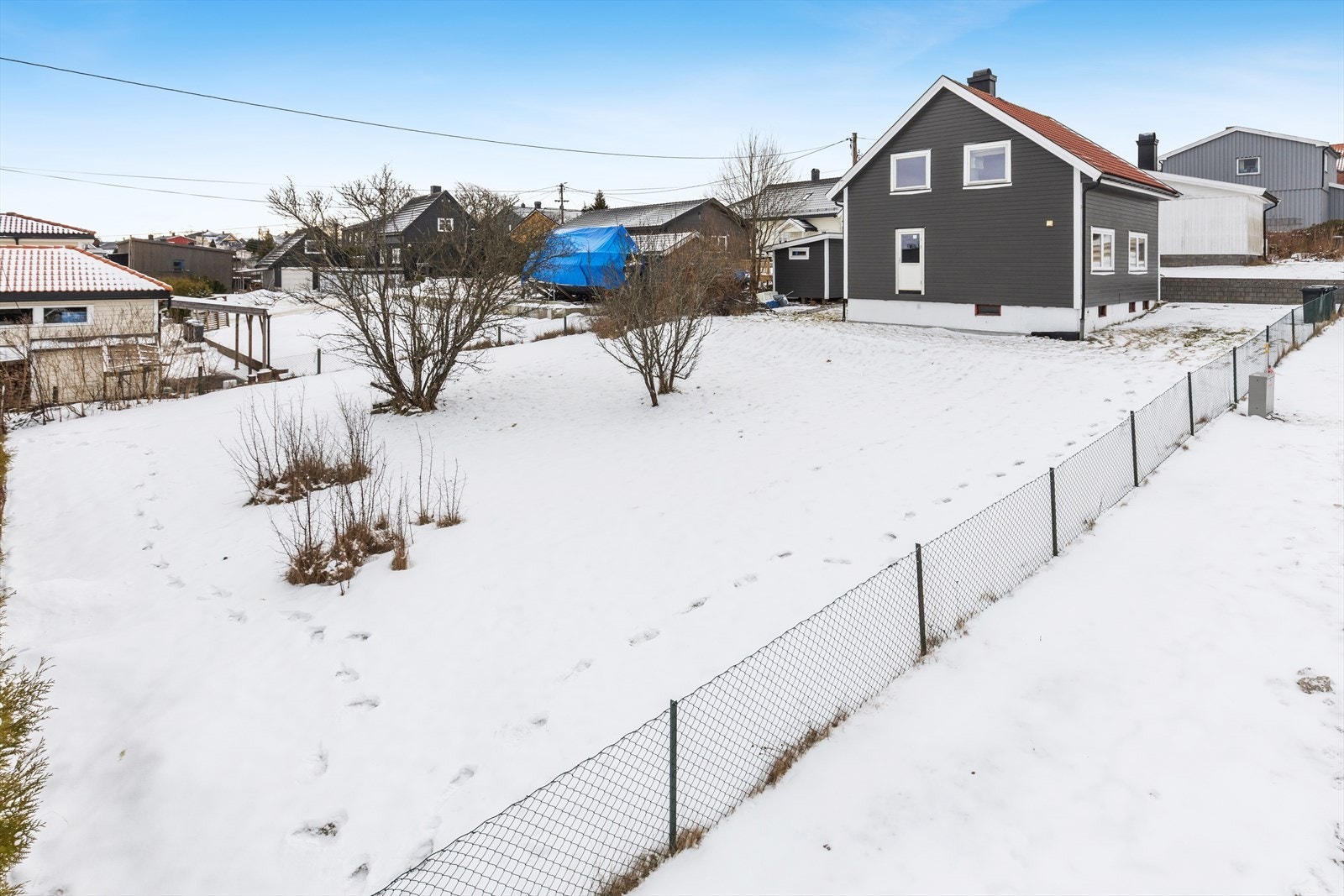 Dette er en hel tomannsbolig beliggende i populært boligområde på Borgen, med en stor og solrik tomt. Galleribilde