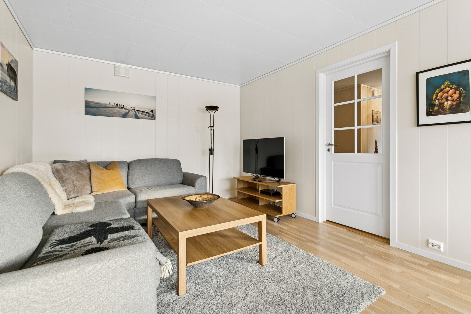 Lys og koselig stue med god plass til både sofagruppe og andre møblement. Galleribilde