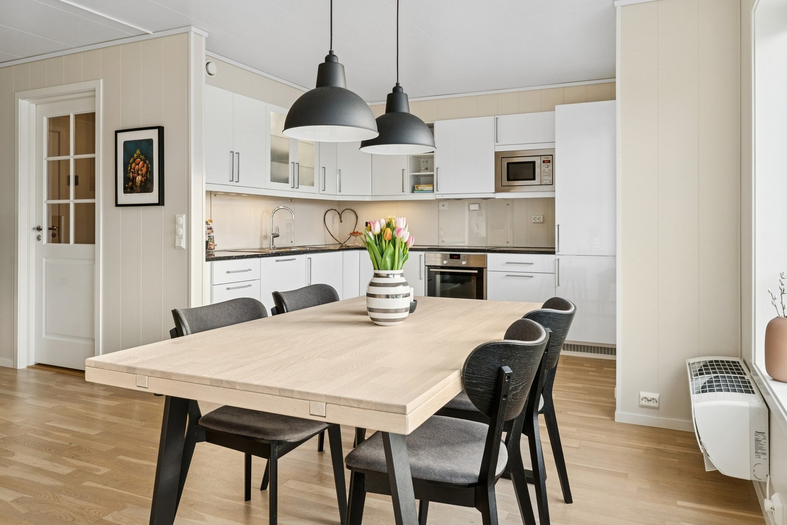 Leiligheten har en lys og praktisk planløsning, fantastisk utsikt og attraktiv beliggenhet. Galleribilde