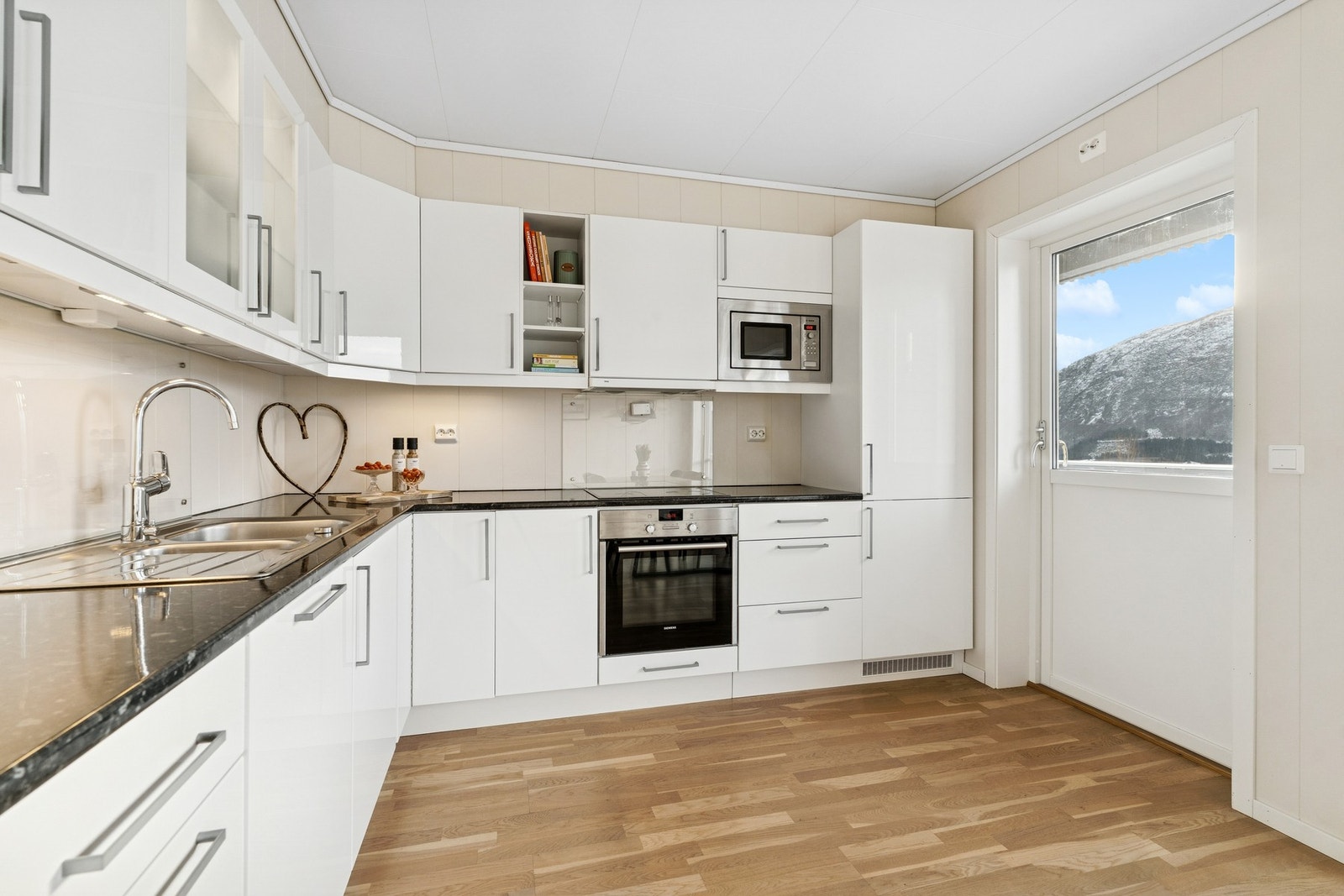 Fra kjøkkenet har du utgang til terrassen. Terrassen er på ca. 10.5 m² Galleribilde