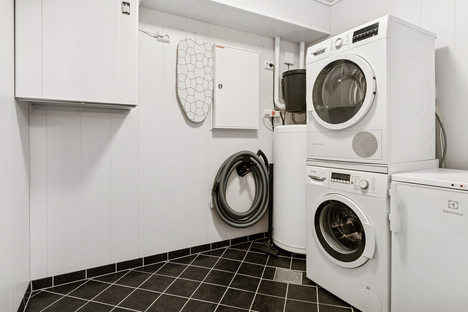 Vaskerommet/teknisk rom er praktisk tilknyttet baderommet og måler ca. 5 m², noe som gir god plass til både vaskemaskin, tørketrommel og oppbevaring. Galleribilde