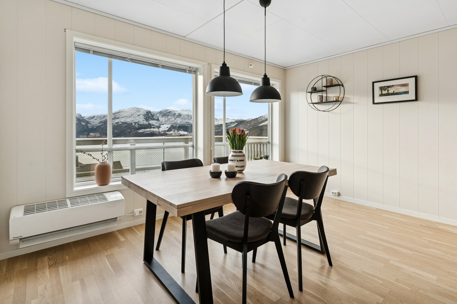 I stuen er det varmepumpe som sprer varmen godt og sørger for en behagelig temperatur. Galleribilde