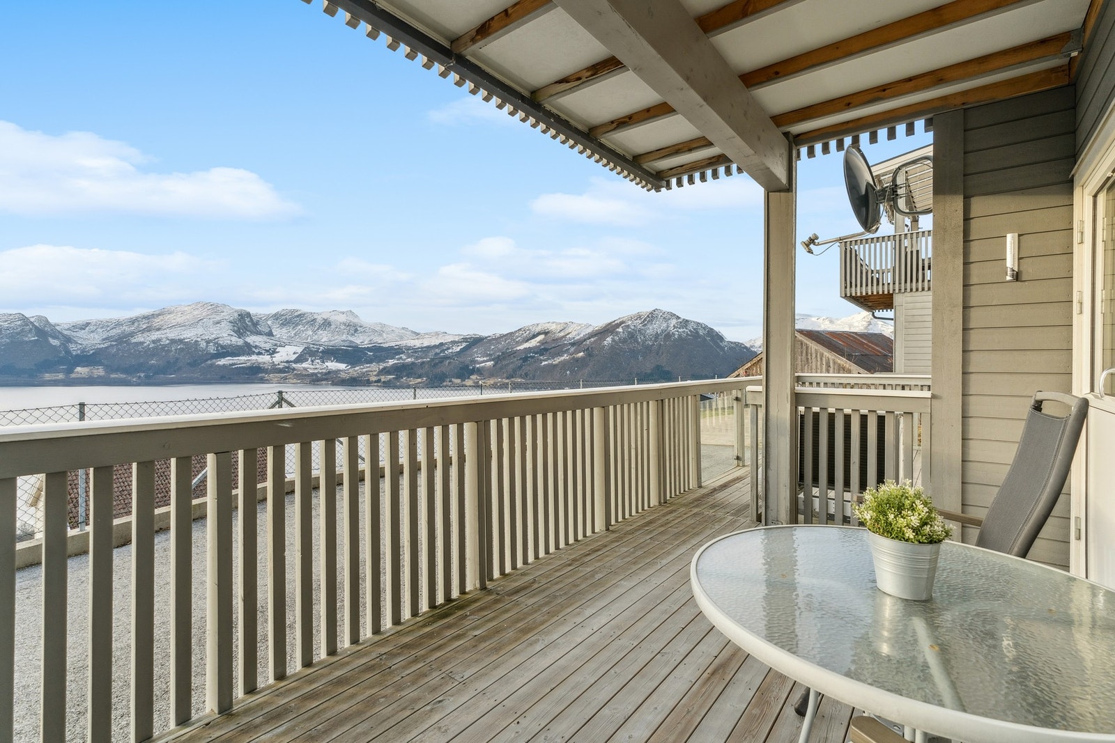 Koselig terrasse hvor du kan nyte gode solforhold og fantastisk utsikt. Galleribilde