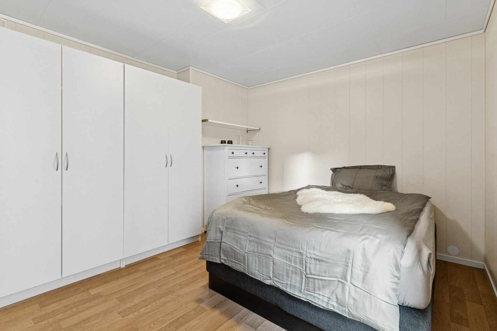 Hovedsoverommet på 13 m² har rikelig med plass til både dobbeltseng, nattbord og garderobeskap. Galleribilde