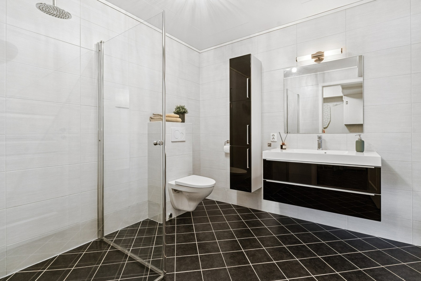 Baderommet har fliser på gulv og vegger, det er også varmekabler i gulvet. Galleribilde