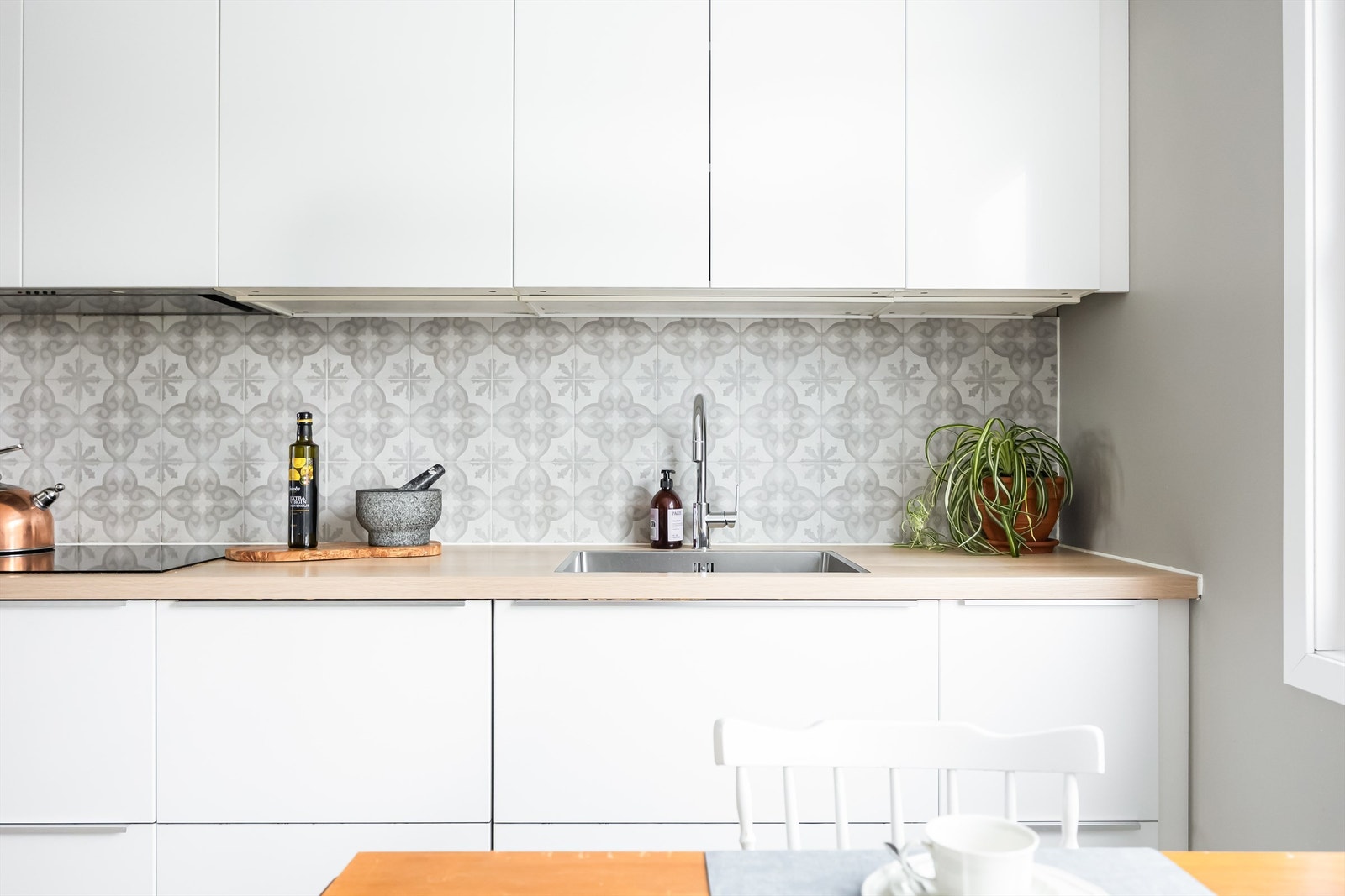 Nedsenket oppvaskkum i rustfritt stål med ett-greps armatur og uttrekk/spylefunksjon. Galleribilde