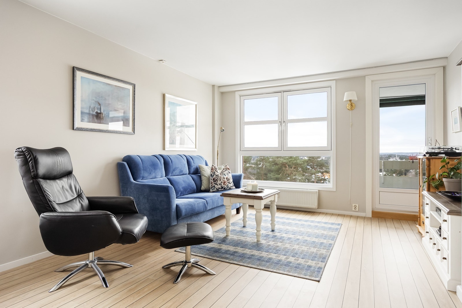 Rommet har en praktisk planløsning med gode møbleringsmuligheter og plass til både sofa- og spisegruppe. Galleribilde