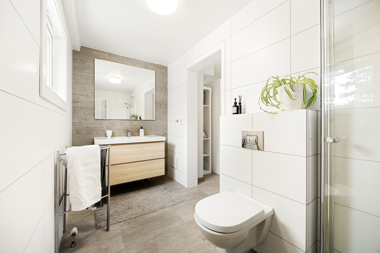 Rommet har flislagt gulv med gulvvarme, flislagte vegger samt malte slette flater. Galleribilde